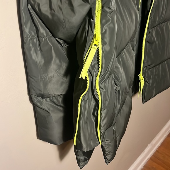 ARMY GREEN FABLETICS PUFFER ❄️ - Picture 2 of 5